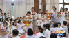 คณะประธานบุญพิธีทอดผ้าป่าบูรณปฏิสังขรณ์พระอารามวัดสามพระยาวรวิหาร เคลื่อนขบวนอัญเชิญผ้าป่าเข้าสู่ศูนย์กลางพิธี