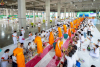คณะสงฆ์และพระธรรมทายาทได้แปรแถวรับบาตรจากคณะเจ้าภาพผู้สนับสนุนโครงการบวช 
