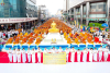 ชาวพุทธหาดใหญ่ตักบาตรพระสงฆ์นานาชาติ 10,000 รูป ทำความดีเพื่อแม่ เพื่อพ่อ” 