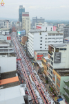 พุทธศาสนิกชนร่วมตักบาตรพระนานาชาติ 10,000 รูป ปีที่ 22 ณ ใจกลางนครหาดใหญ่ จ.สงขลา