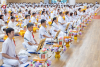 ร่วมกันนั่งสมาธิ เพื่อกลั่นกาย วาจา และใจ ให้ใสสะอาดบริสุทธิ์ ตามเสียงนำนั่งสมาธิของหลวงพ่อธัมมชโย
