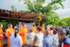 ผู้แทนวัดพระธรรมกาย มอบถุงยังชีพช่วยประสบภัยน้ำท่วม อ.บางบาล จ.พระนครศรีอยุธยา