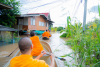 ผู้แทนวัดพระธรรมกาย มอบถุงยังชีพช่วยประสบภัยน้ำท่วม อ.บางบาล จ.พระนครศรีอยุธยา