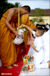 ตักบาตรเพชรบูรณ์ พระ 2,600 รูป ณ บริเวณหน้าพระพุทธมหาธรรมราชา