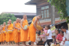 คณะสงฆ์โครงการอุปสมบทบูชาธรรม 80 ปี หลวงพ่อธัมมชโย ออกบิณฑบาต โปรดญาติโยม