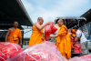 วัดพระธรรมกาย มูลนิธิธรรมกาย ส่งมอบถุงยังชีพ ช่วยผู้ประสบภัยน้ำท่วม 4 จังหวัด