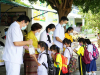 ผู้แทนวัดพระธรรมกายมอบนมและสเปรย์แอลกอฮอล์ แก่ รร.วัดกล้าชอุ่ม