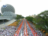 วัดพระธรรมกายจัดพิธีตักบาตรพระ 500 รูป ณ บริเวณถนนสุขสบาย