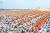 วัดพระธรรมกาย จัดพิธีตักบาตรฉลองสามเณร 5,000 รูป