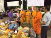 วัดพระธรรมกายมอบของช่วยผู้ประสบอัคคีภัยที่ตลาดร้อยปีบางหลวง อ.บางเลน