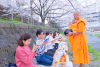 วัดพระธรรมกายคานากาว่า จัดตักบาตรต้อนรับฤดูใบไม้ผลิบาน