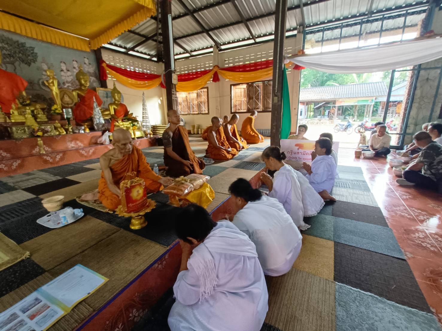 ภาพการถวายปัจจัยวัดดาลหินผง