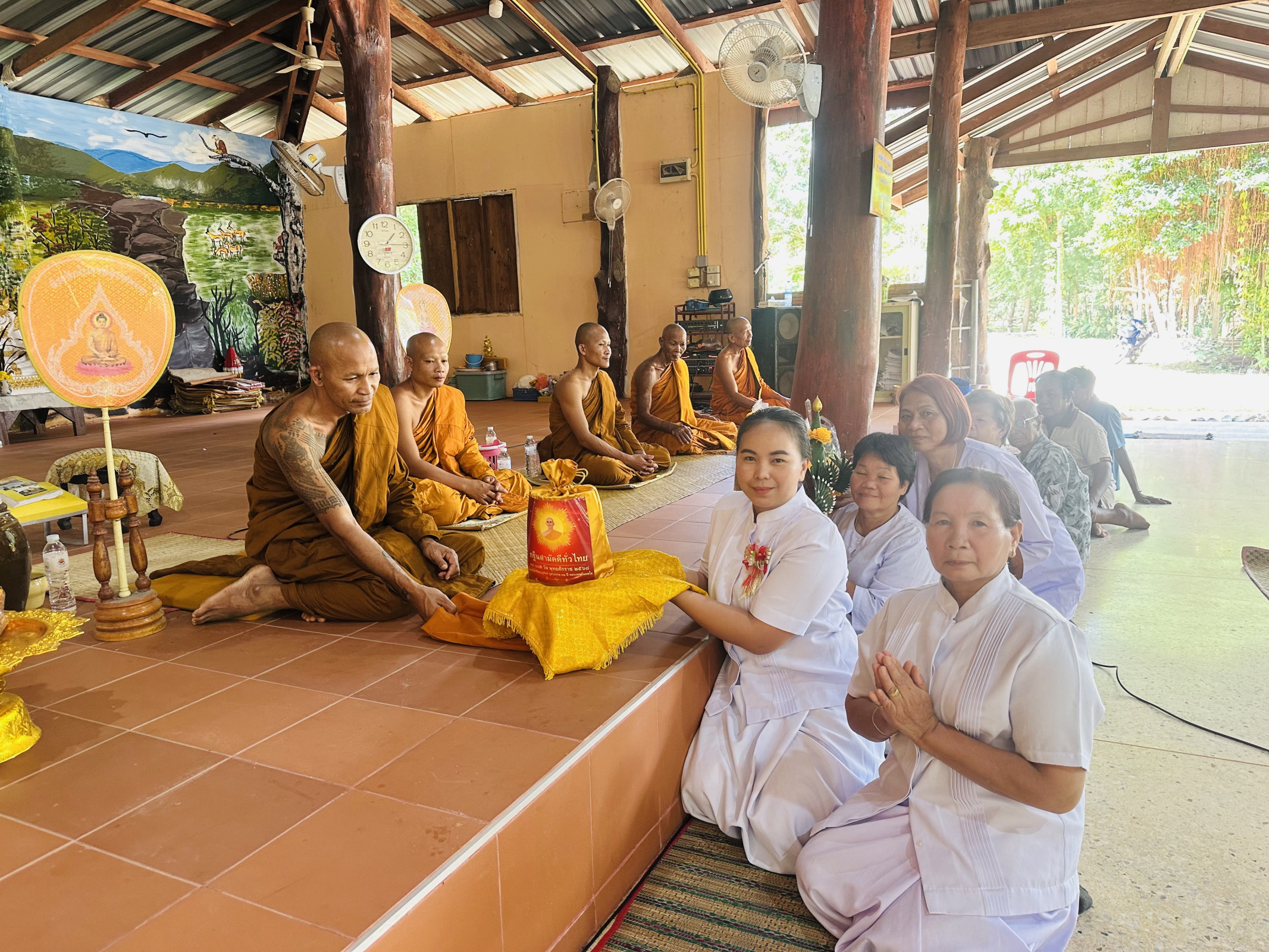 ภาพการถวายปัจจัยที่พักสงฆ์ดอนจำปา