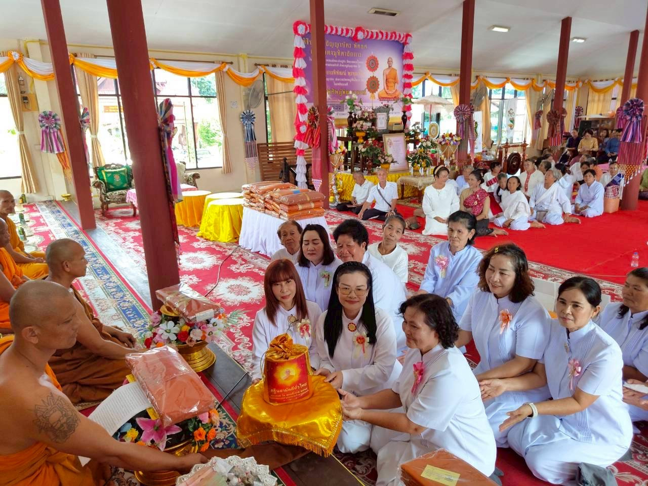 ภาพการถวายปัจจัยวัดอรัญญิกาวาส