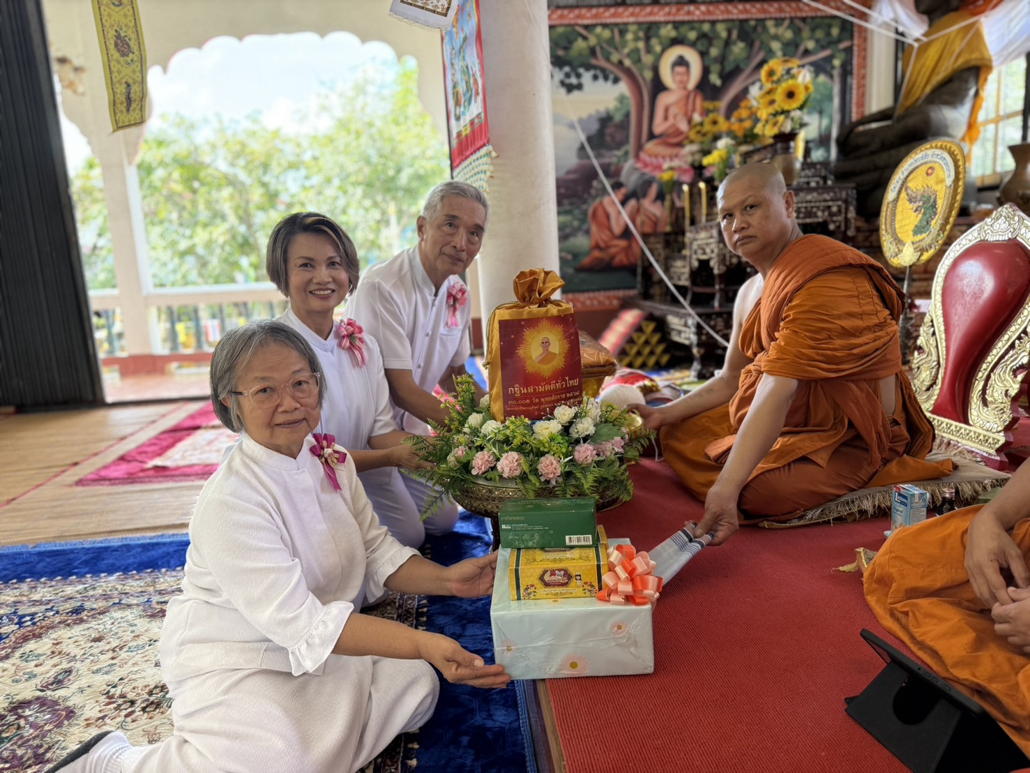 ภาพการถวายปัจจัยวัดไทย