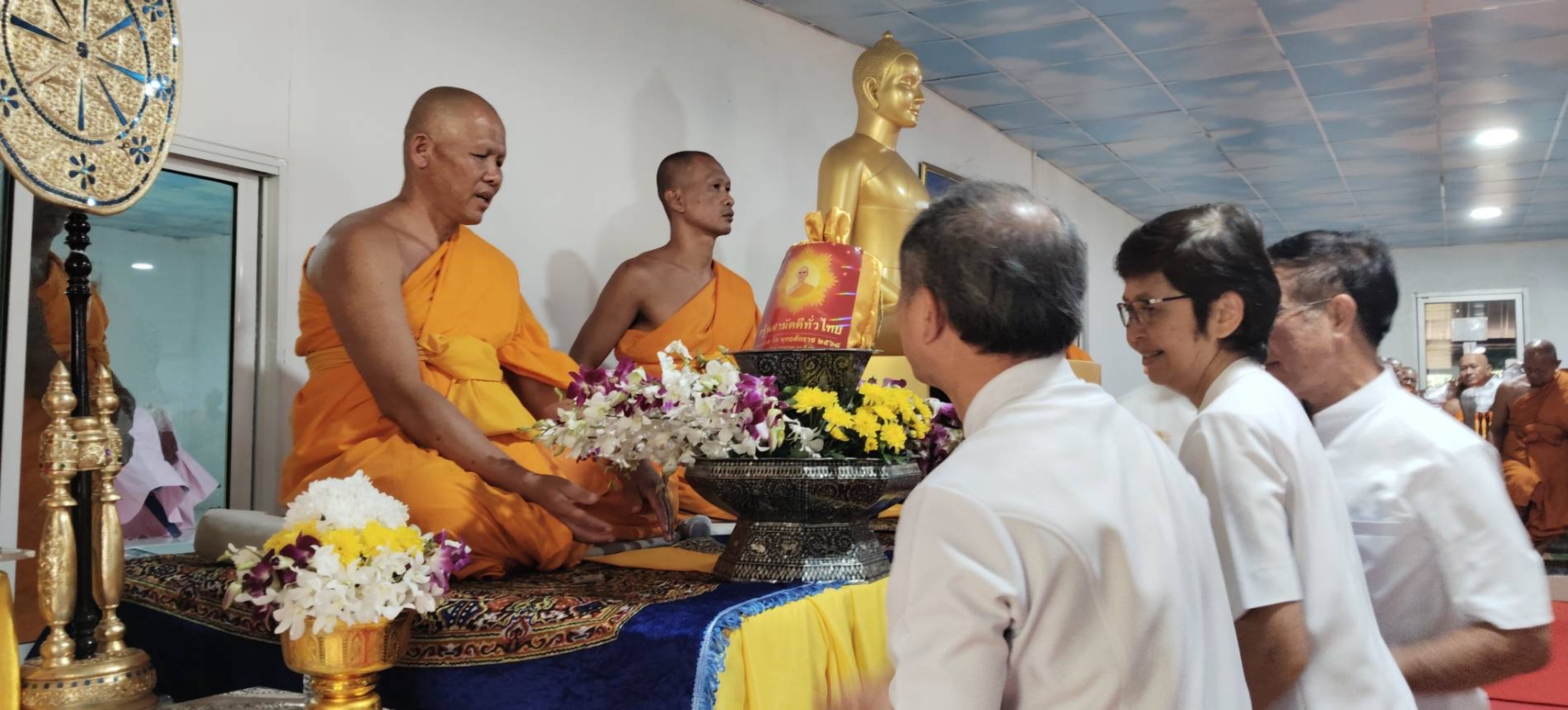 ภาพการถวายปัจจัยวัดภูคำรัตนมงคล