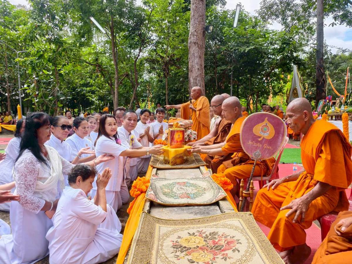 ภาพการถวายปัจจัยที่พักสงฆ์ แสงแก้ววิถีวิมุติ