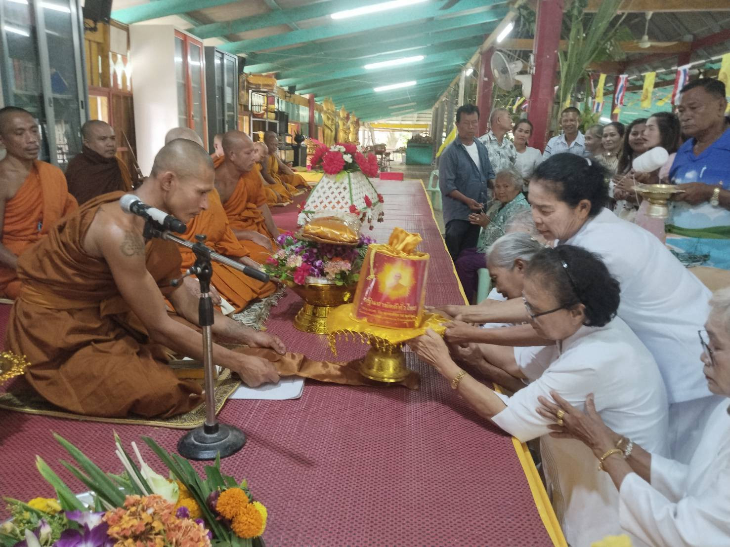 ภาพการถวายปัจจัยวัดตะแบกโพรง