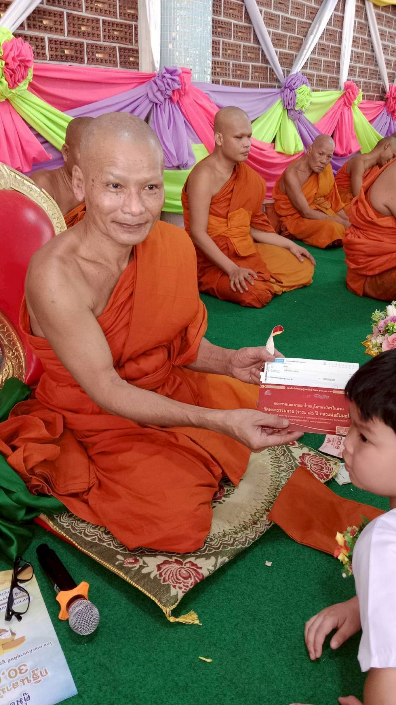 ภาพการถวายปัจจัยวัดเขาวงจินดาราม