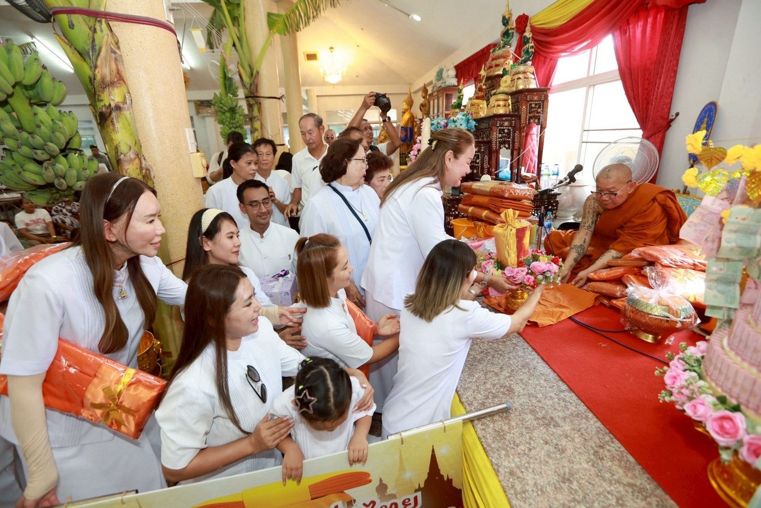 ภาพการถวายปัจจัยวัดคลองตันราษฎร์บำรุง