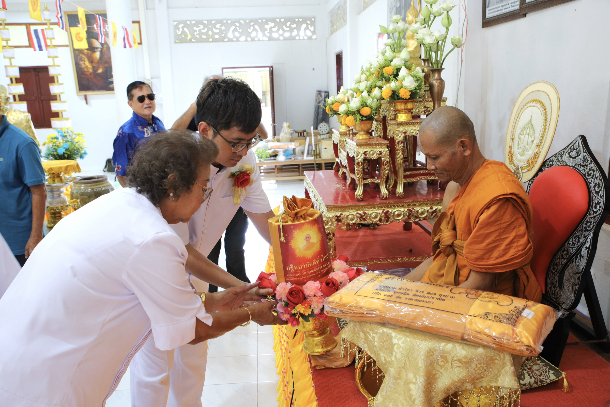 ภาพการถวายปัจจัยวัดประเดิม