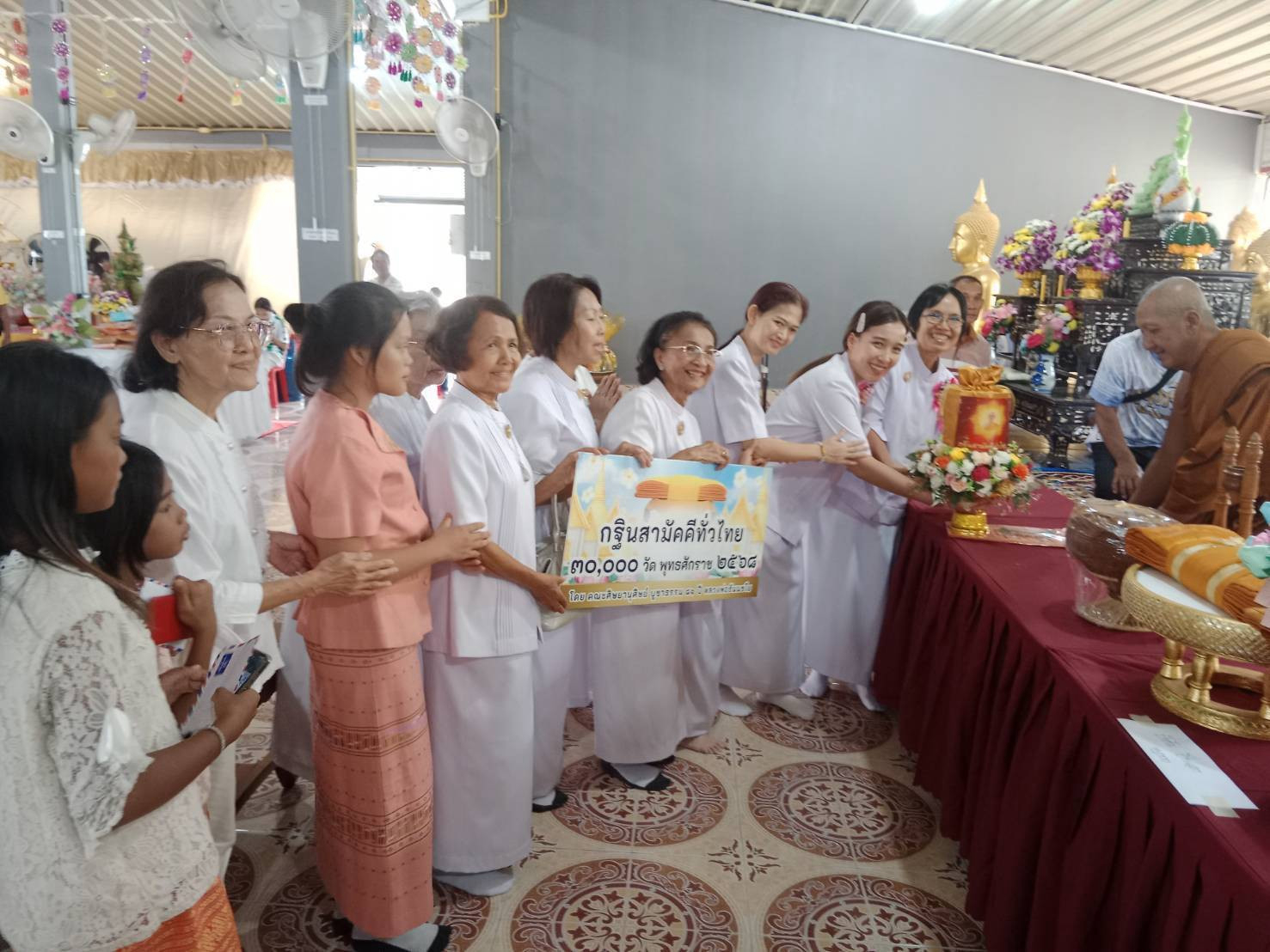 ภาพการถวายปัจจัยวัดรังษีนิมิต