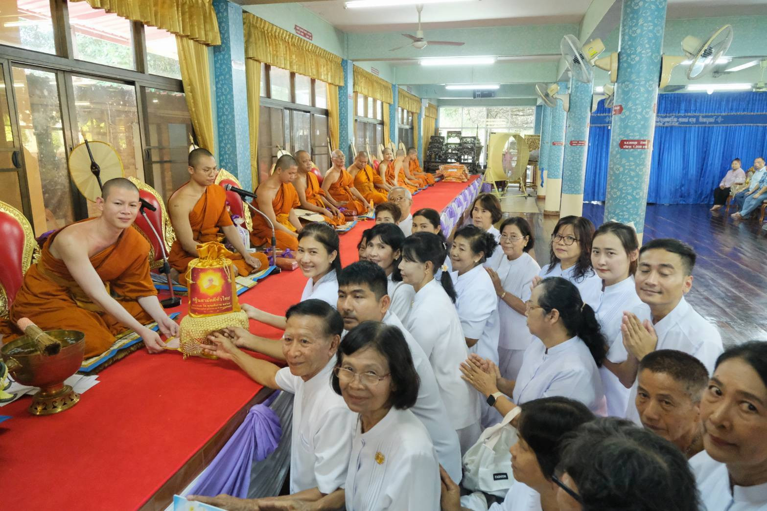 ภาพการถวายปัจจัยวัดสำราญ