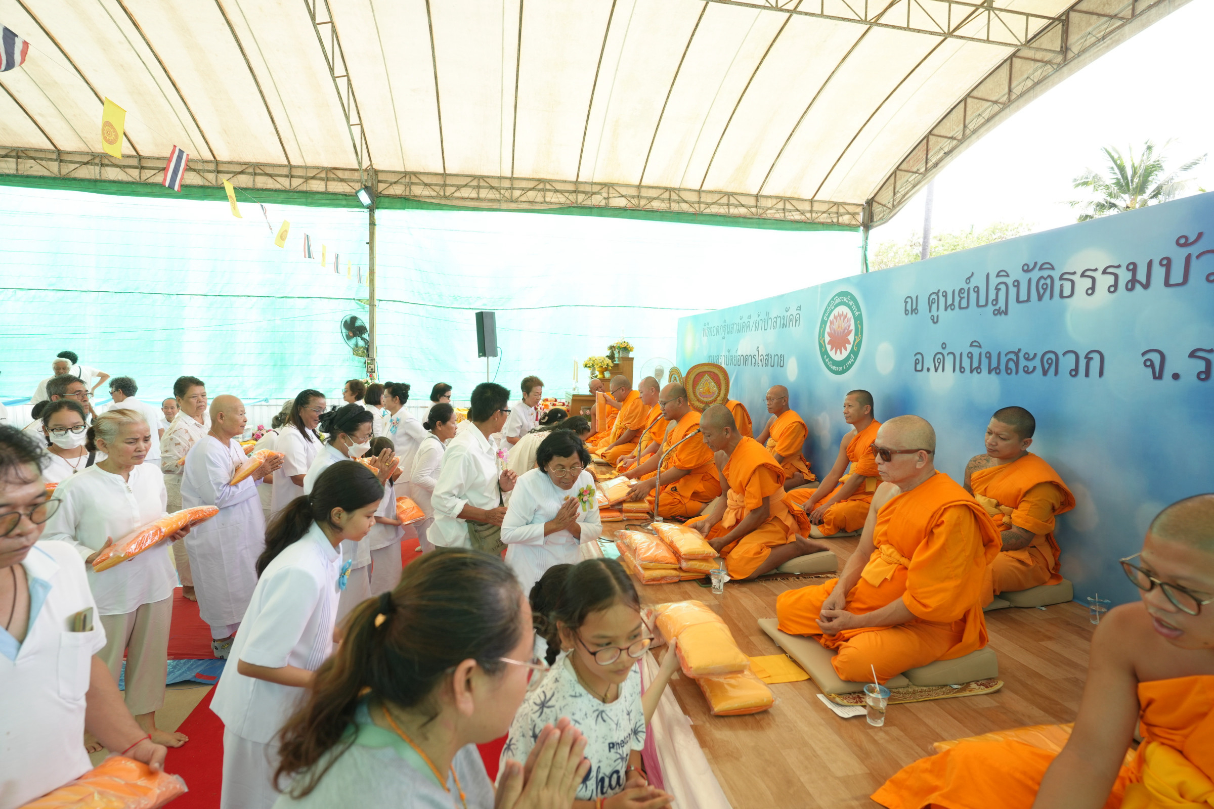 ภาพร่วมพิธีกรรมศูนย์ปฏิบัติธรรมบัวสวรรค์