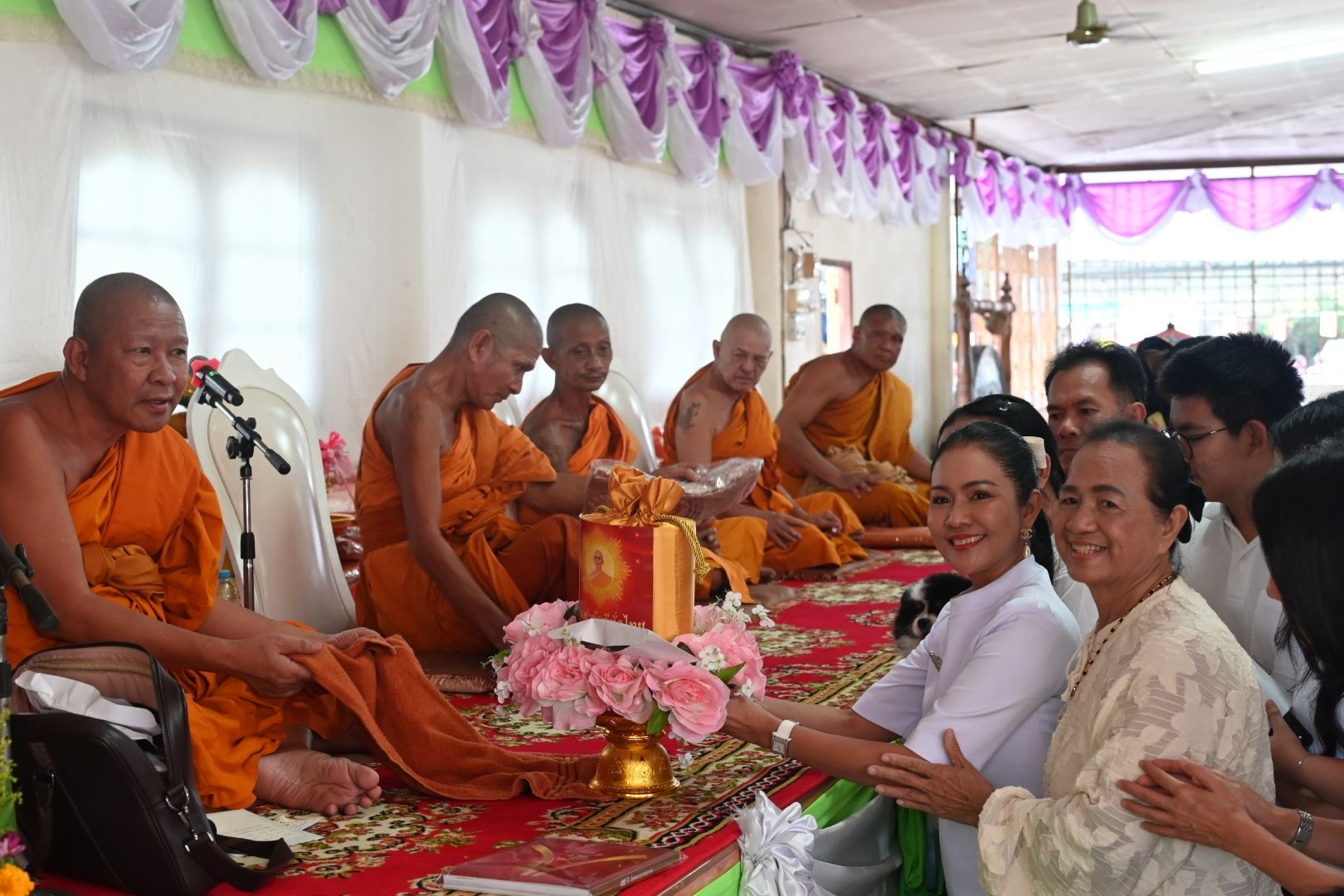 ภาพการถวายปัจจัยวัดหนองเจริญธรรม (หนองเขมร)