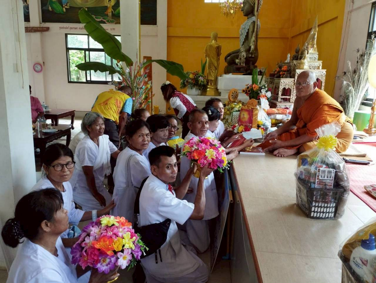 ภาพการถวายปัจจัยวัดบ้านเมืองแฝก