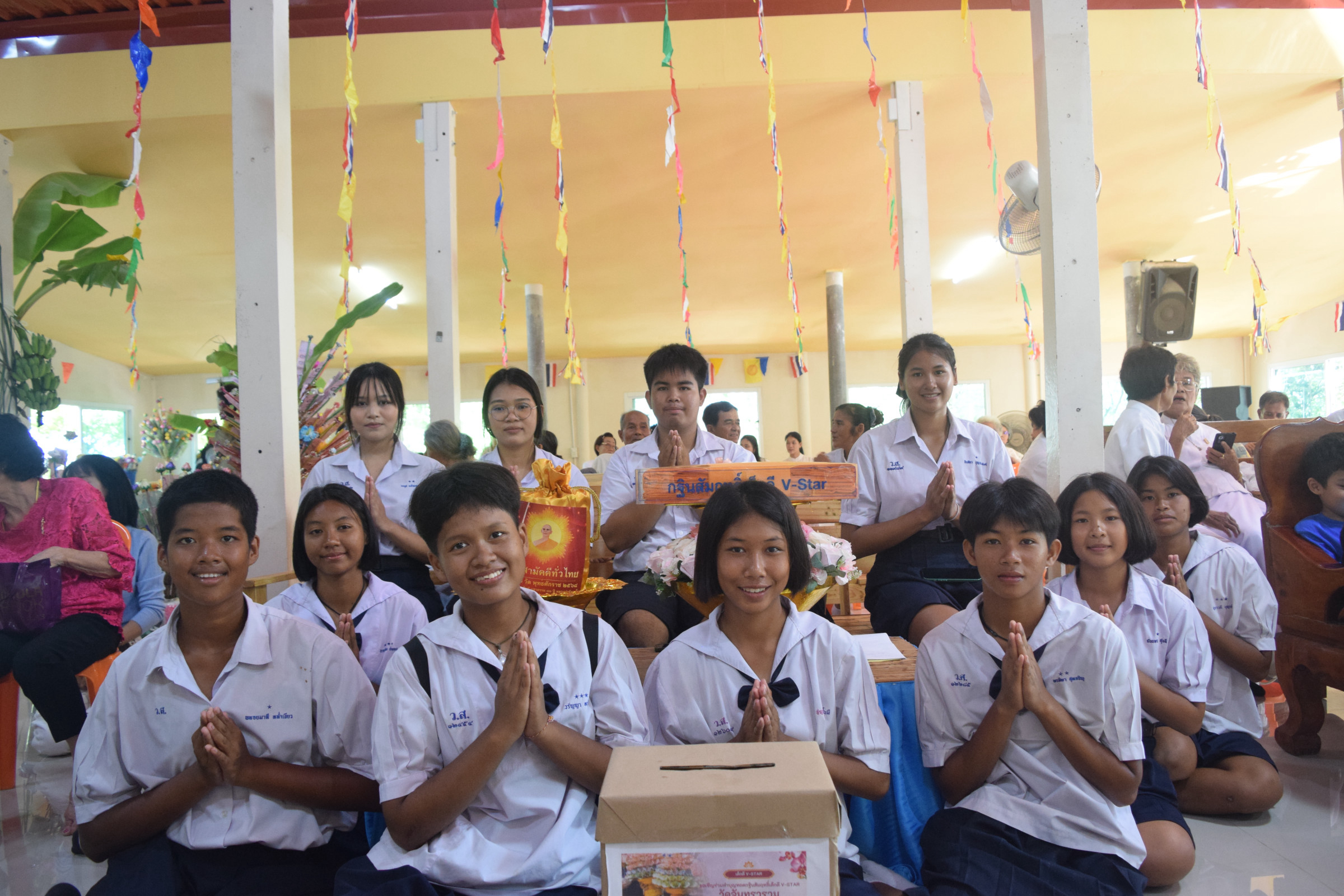 ภาพหมู่ถือพานถวายปัจจัยวัดจันทราราม