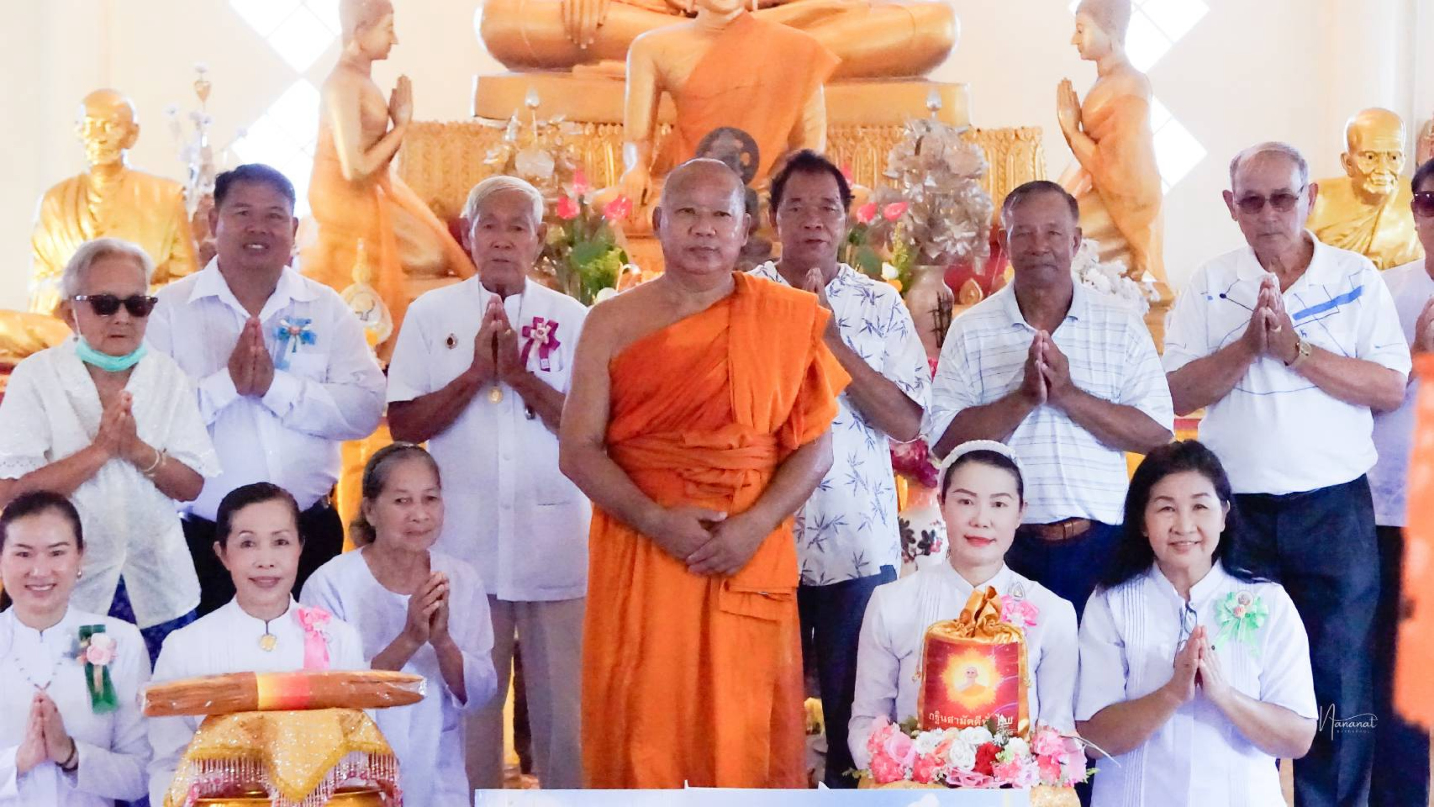 ภาพหมู่ถือพานถวายปัจจัยวัดกะบกเตี้ย