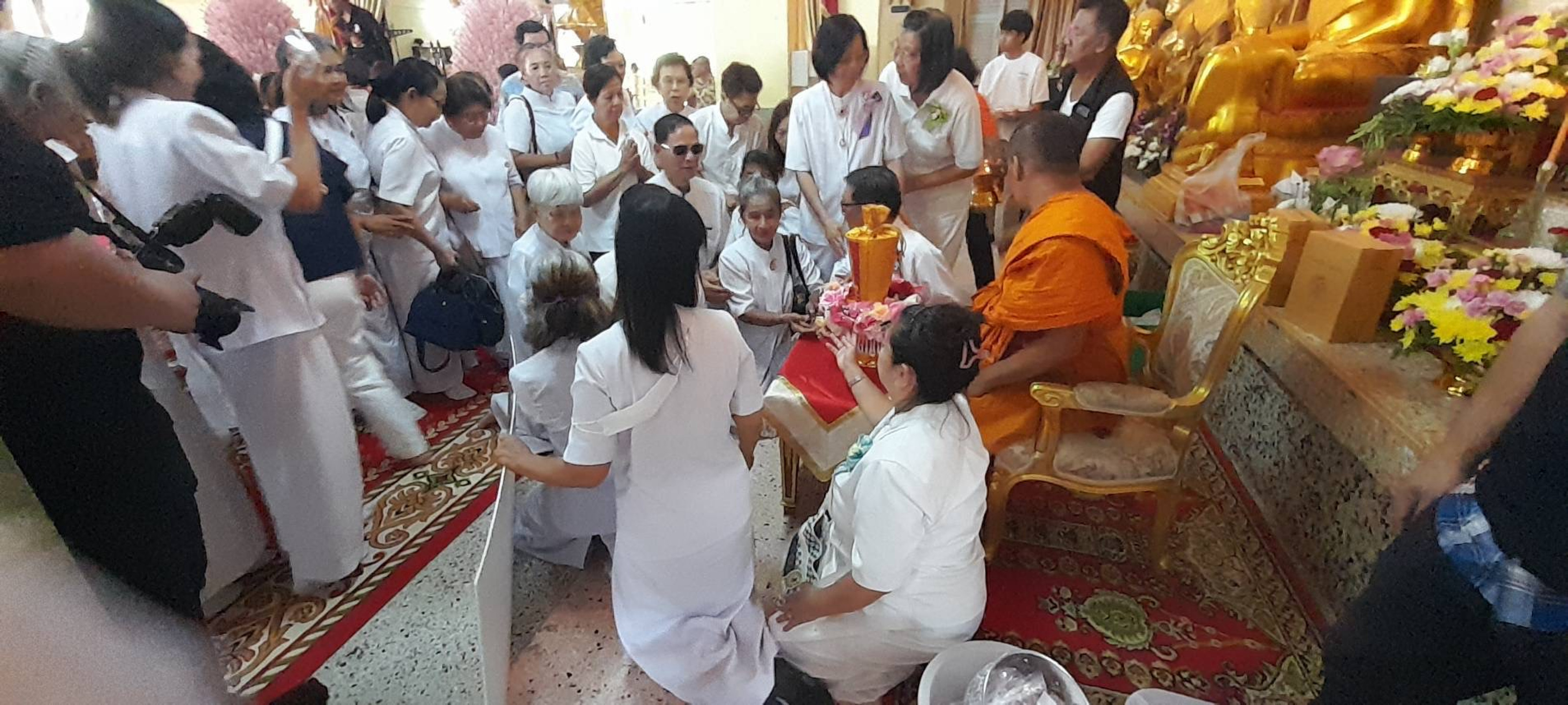 ภาพการถวายปัจจัยวัดเสด็จ