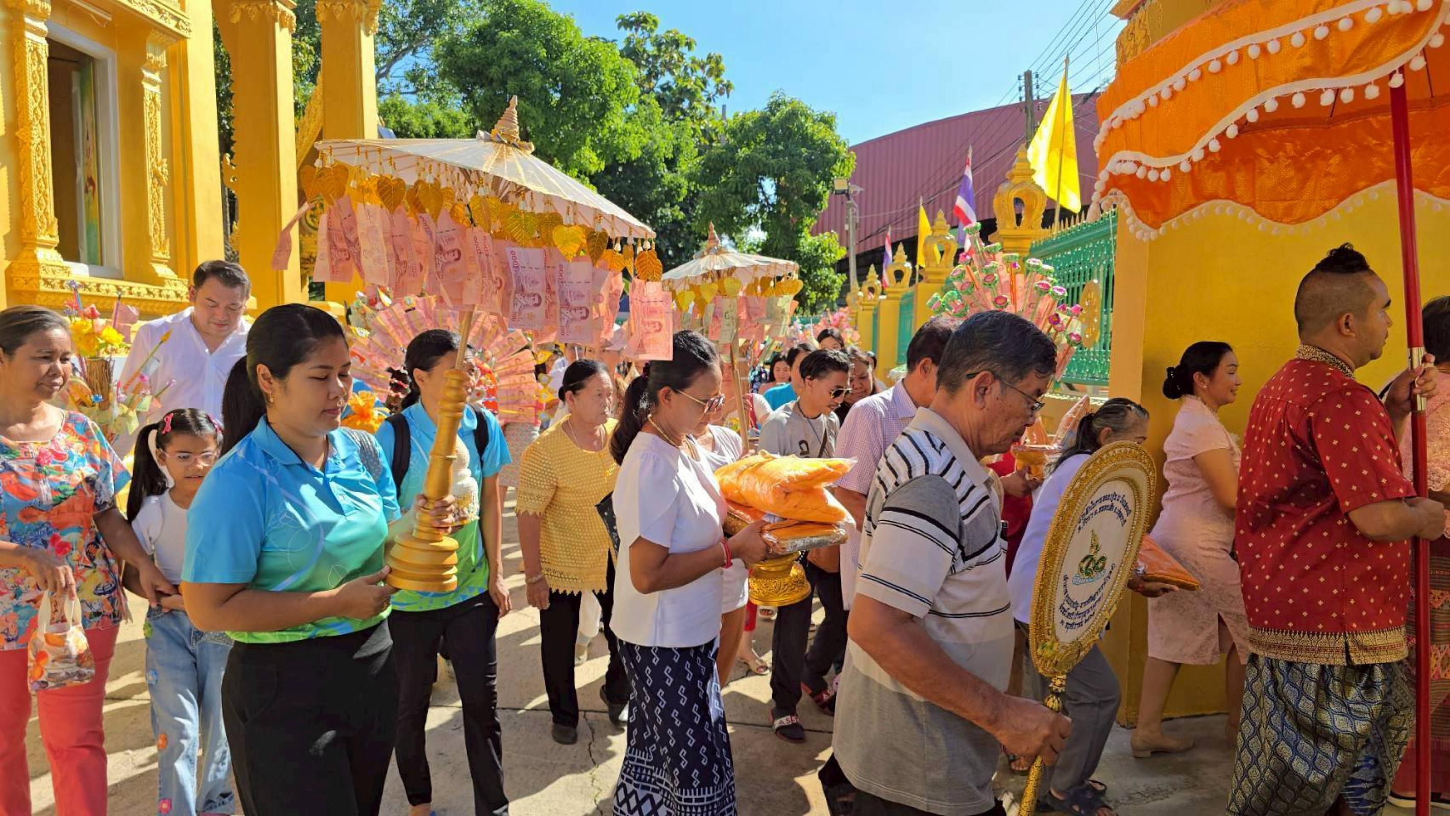 ภาพร่วมพิธีกรรมวัดแสงมณี