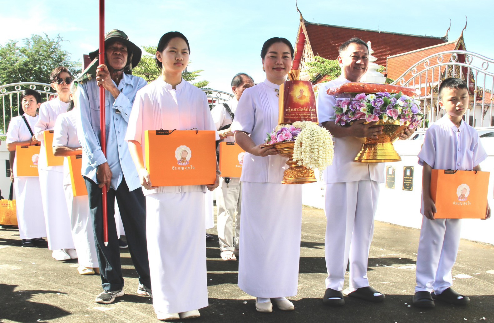 ภาพหมู่ถือพานถวายปัจจัยวัดสุนทริการาม