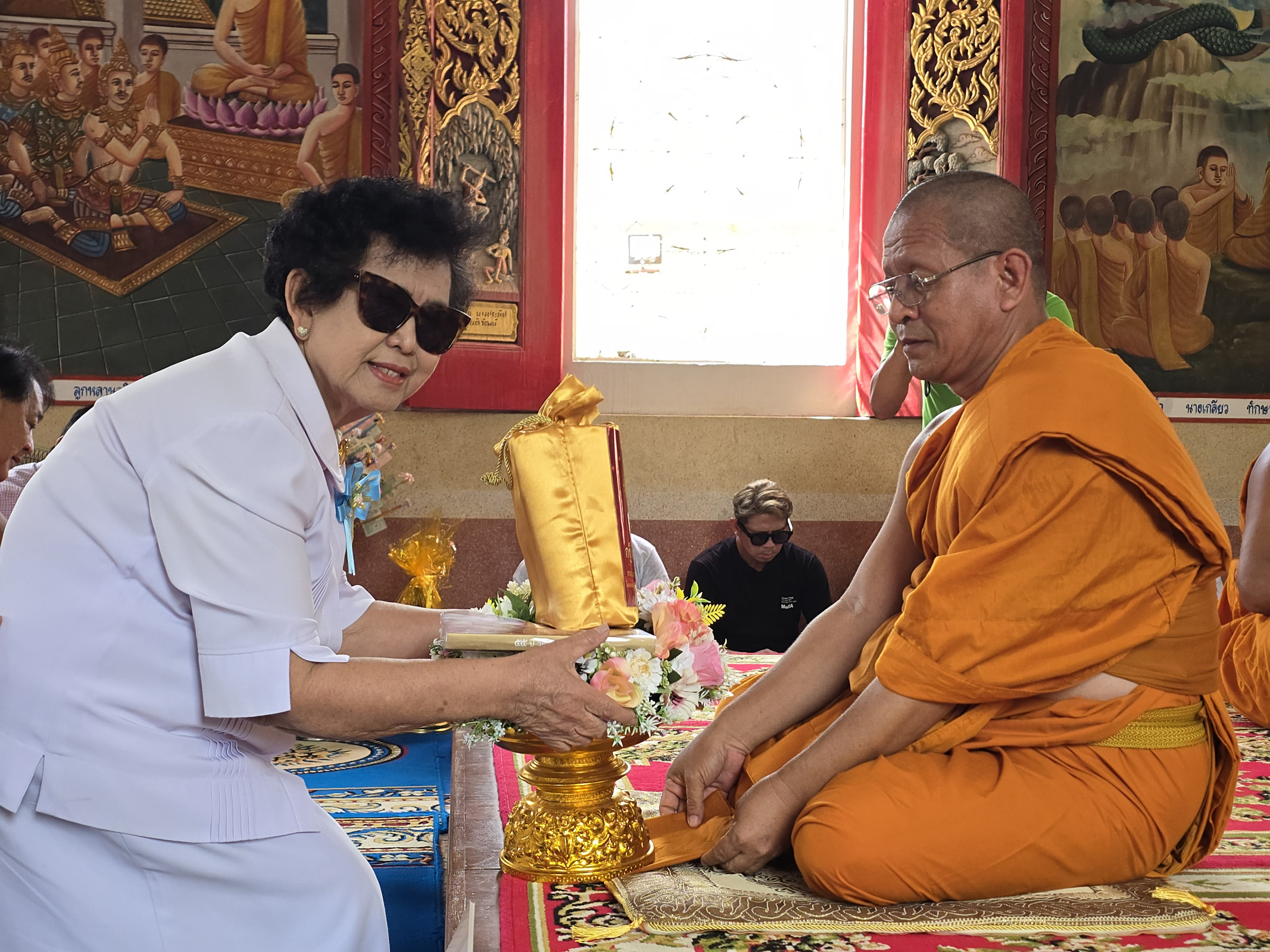ภาพการถวายปัจจัยวัดโพธิ์งาม