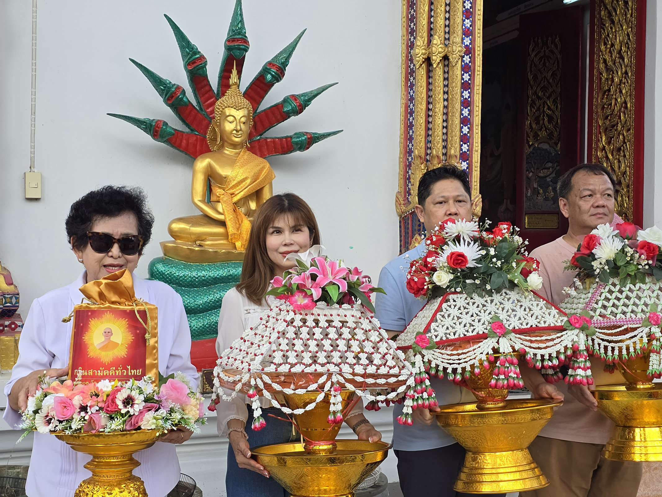 ภาพหมู่ถือพานถวายปัจจัยวัดโพธิ์งาม