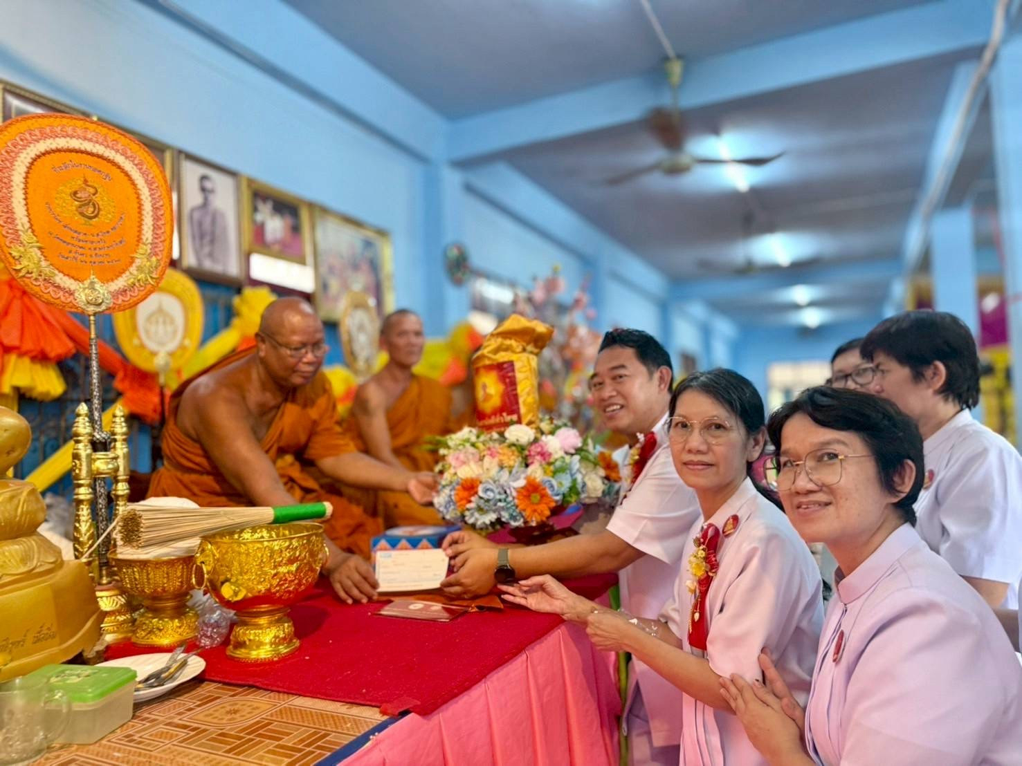 ภาพหมู่ถือพานถวายปัจจัยวัดคลองเกษม