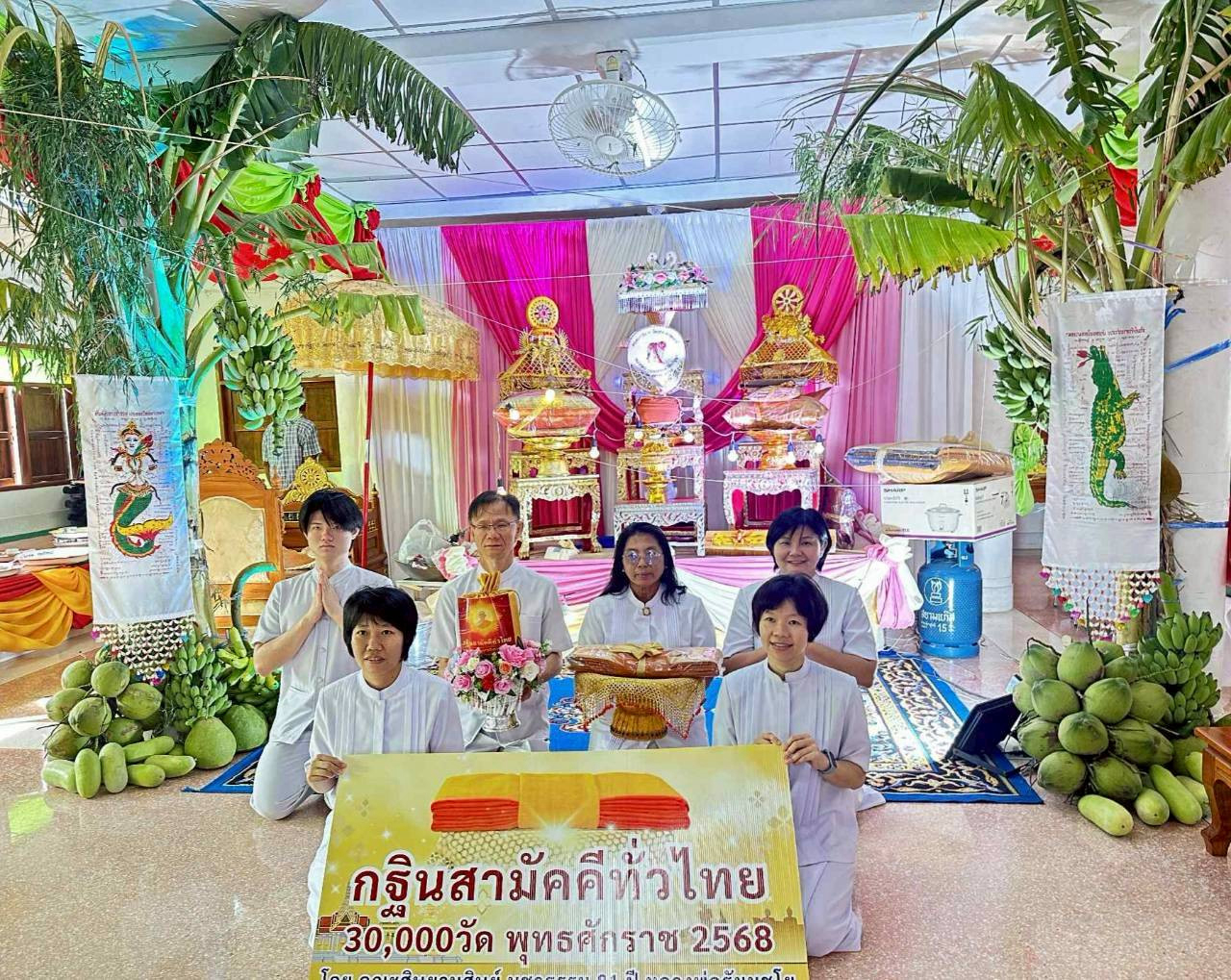 ภาพหมู่ถือพานถวายปัจจัยวัดกร่าง