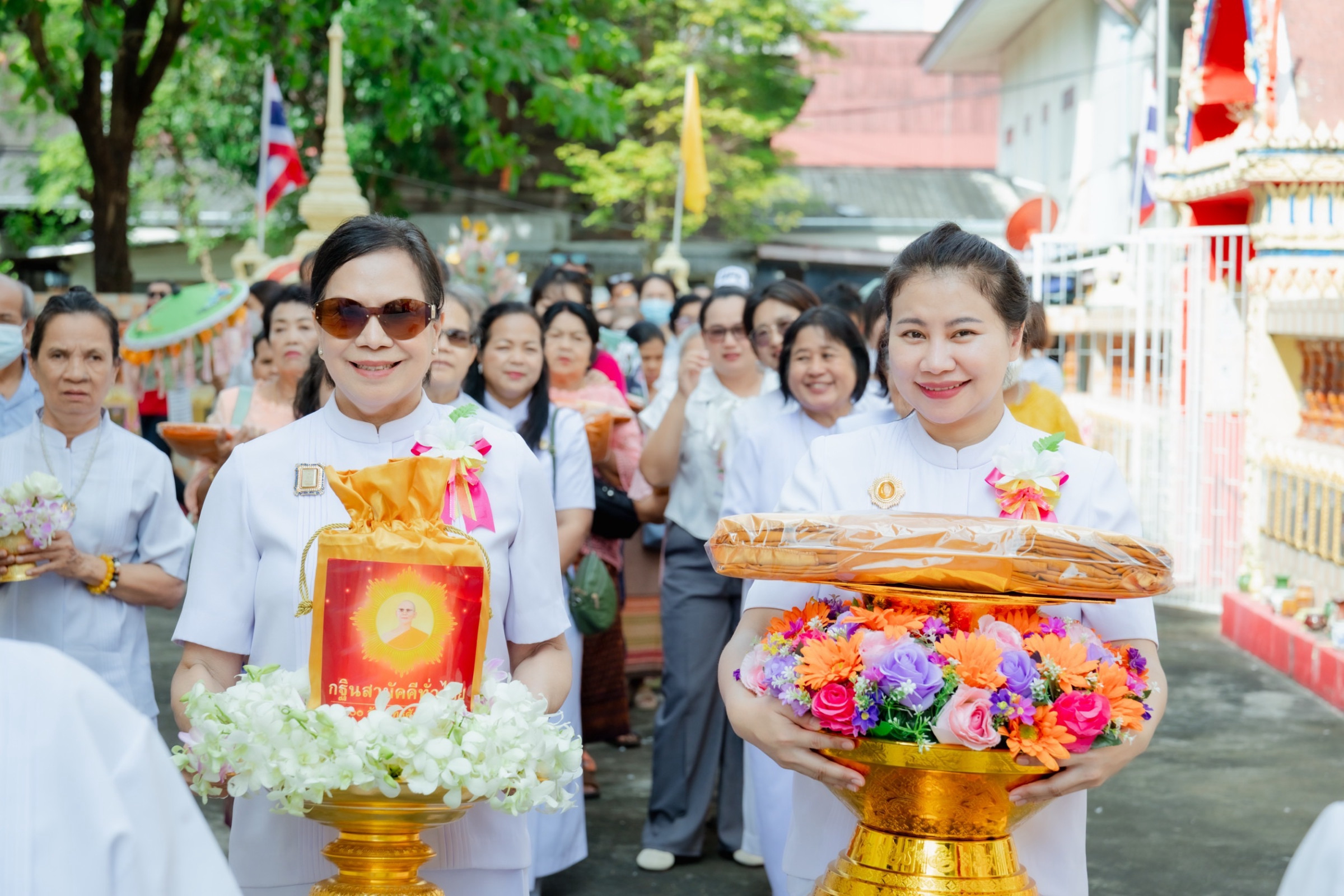 ภาพหมู่ถือพานถวายปัจจัยวัดทำเลทอง