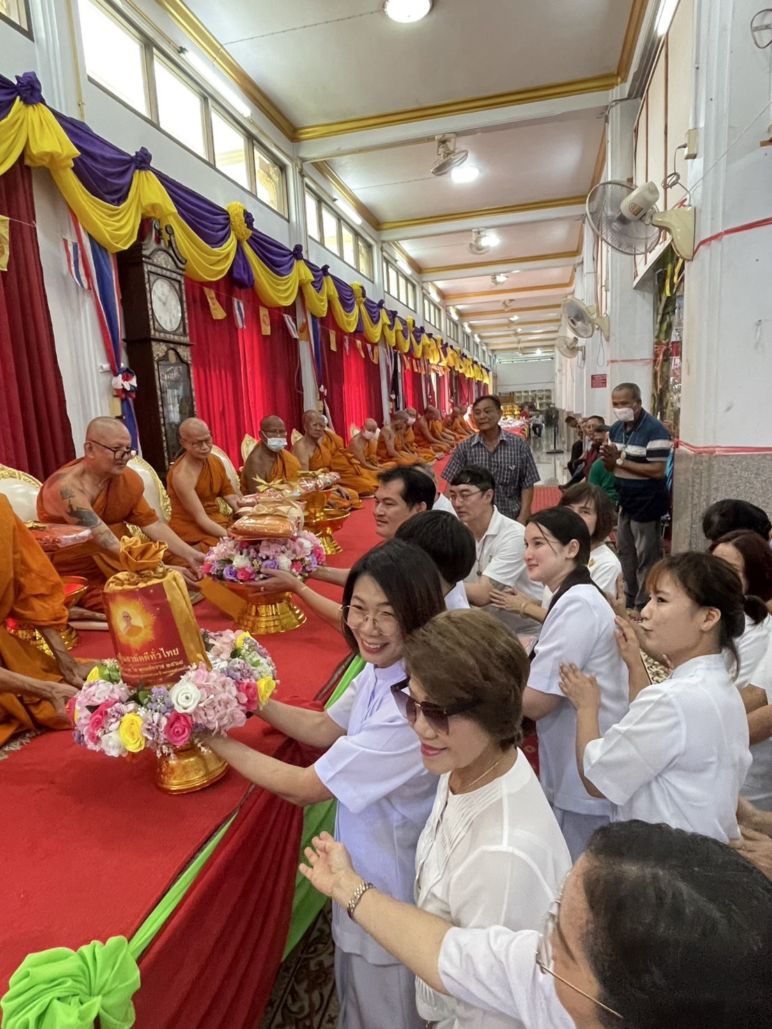 ภาพการถวายปัจจัยวัดแจ้งลำหิน