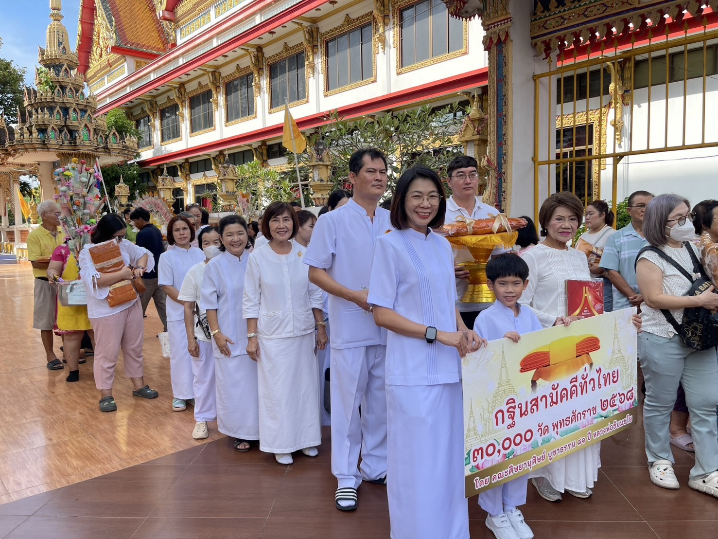 ภาพร่วมขบวนกฐินวัดแจ้งลำหิน