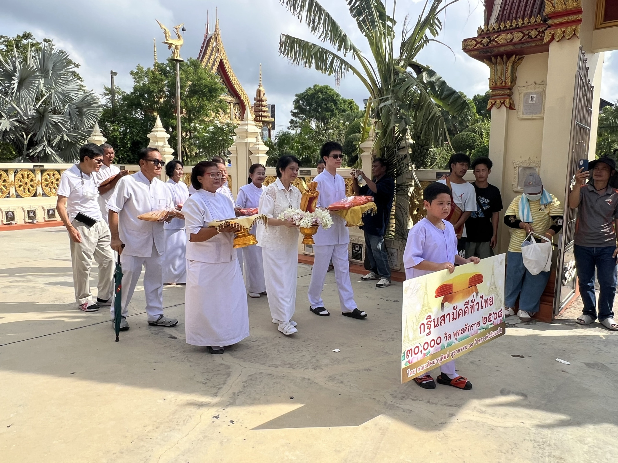 ภาพร่วมขบวนกฐินวัดธัญญะผล