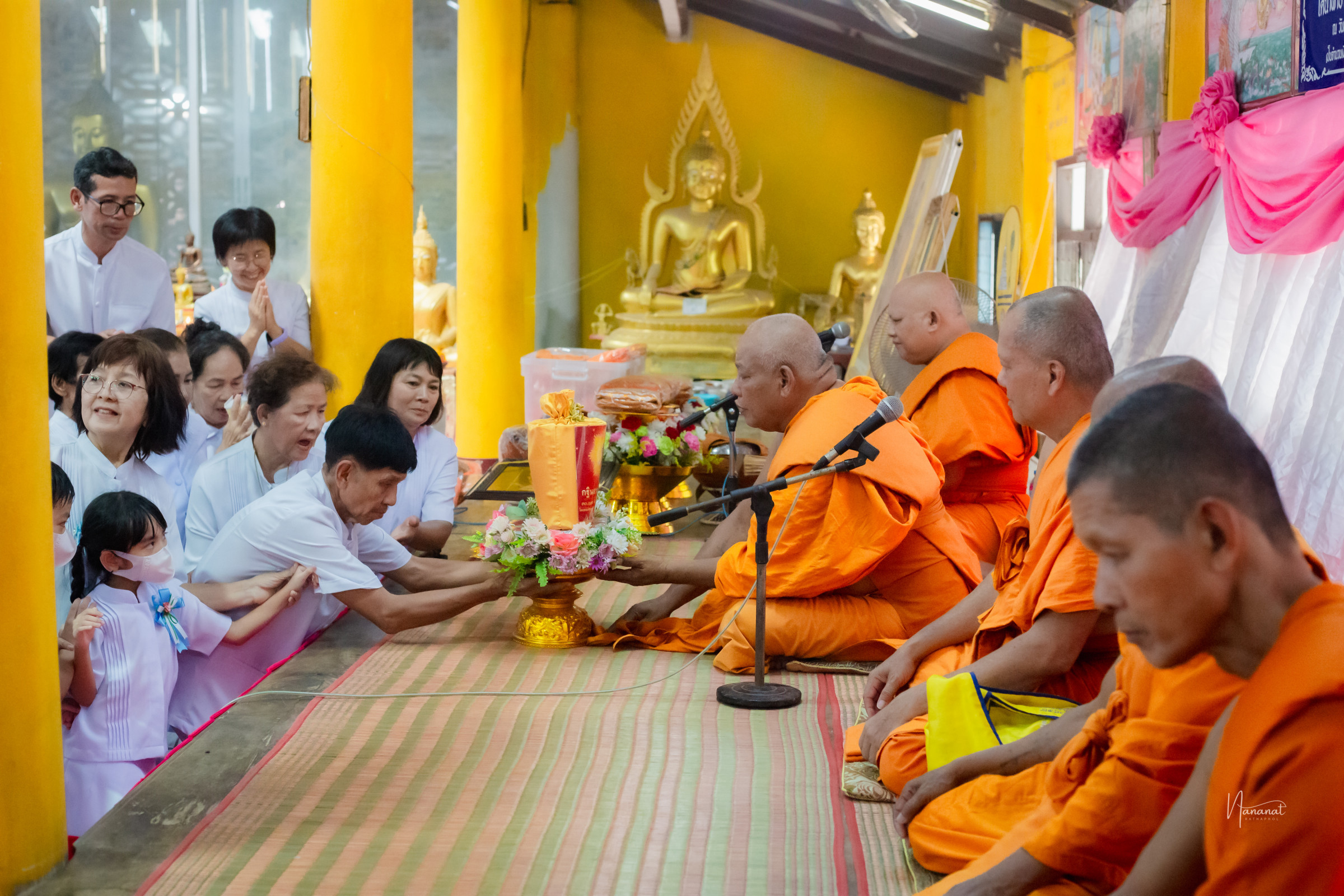 ภาพการถวายปัจจัยวัดอัมพวนาราม