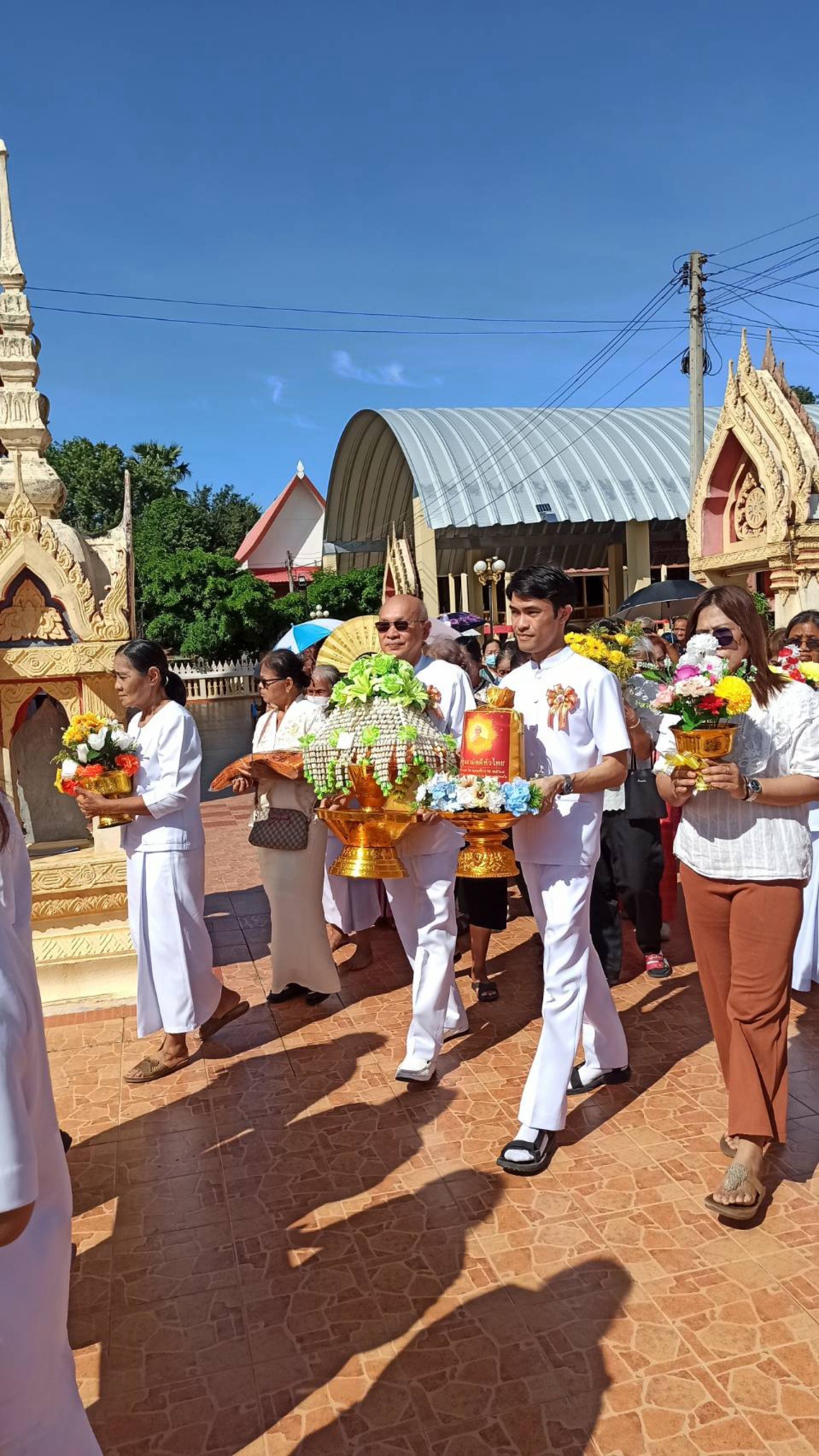 ภาพร่วมขบวนกฐินวัดนางลือ