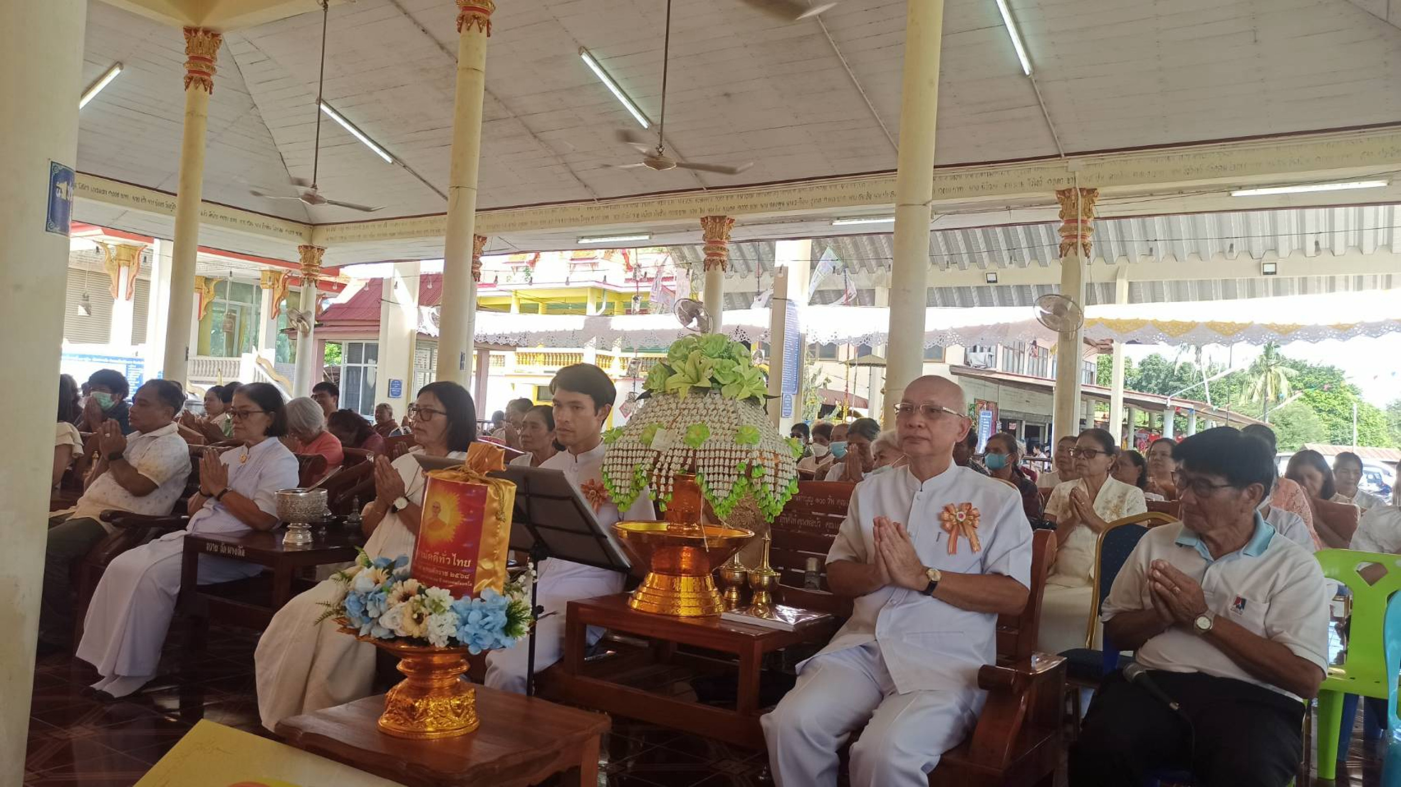 ภาพร่วมพิธีกรรมวัดนางลือ