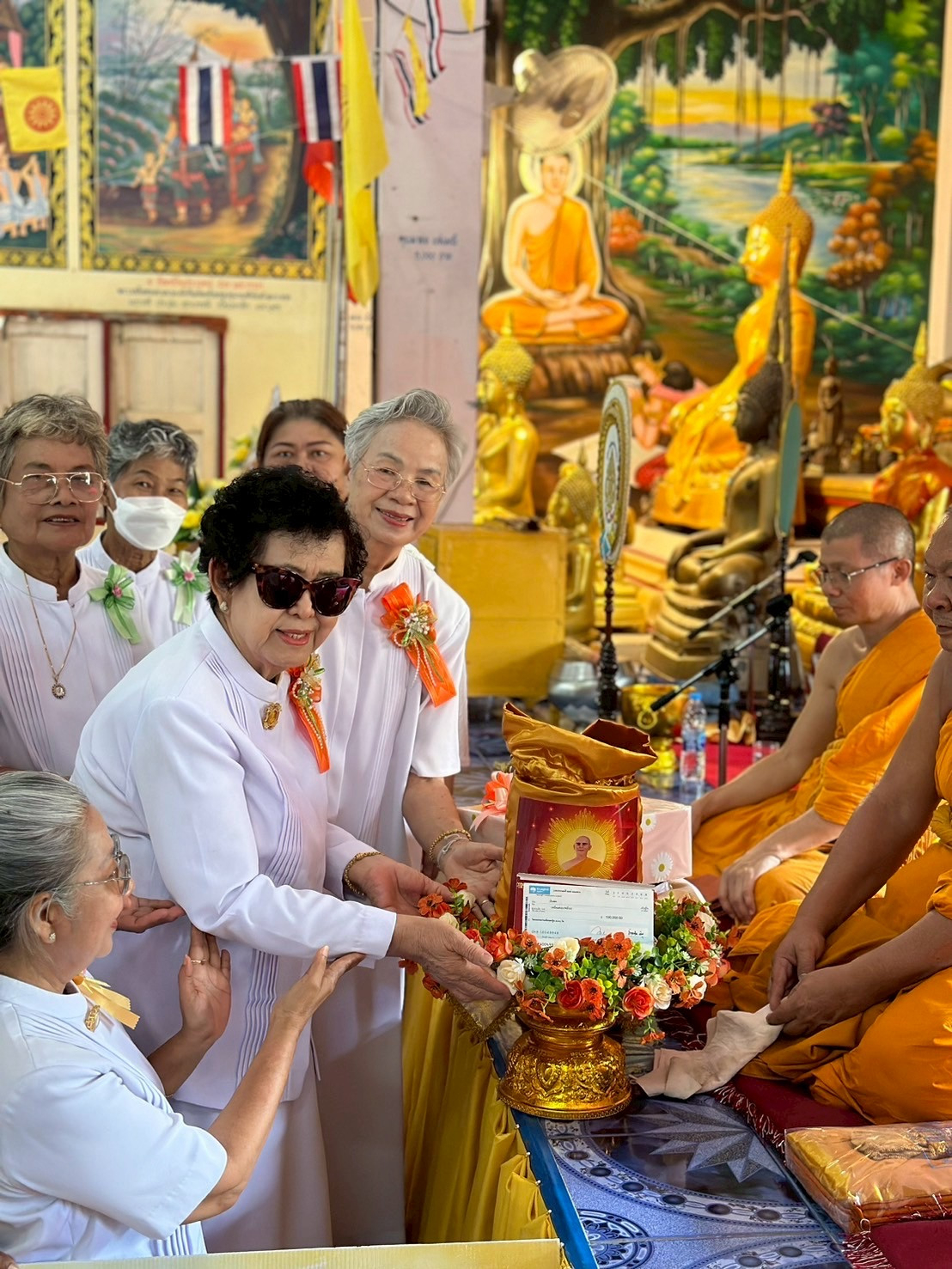 ภาพการถวายปัจจัยวัดราษฎร์รังสรรค์