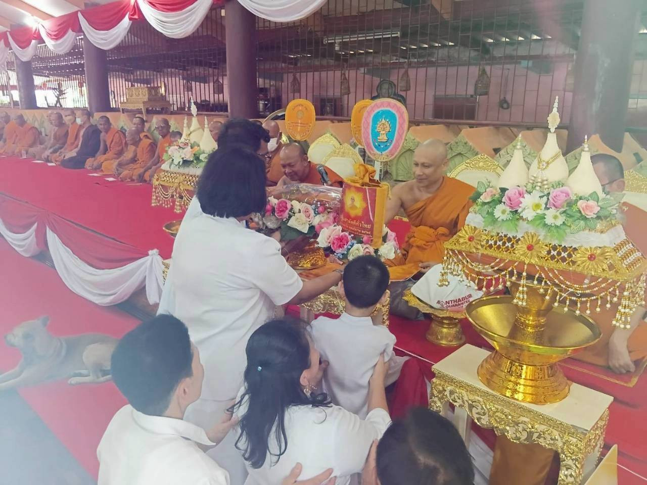 ภาพการถวายปัจจัยวัดอินทาราม