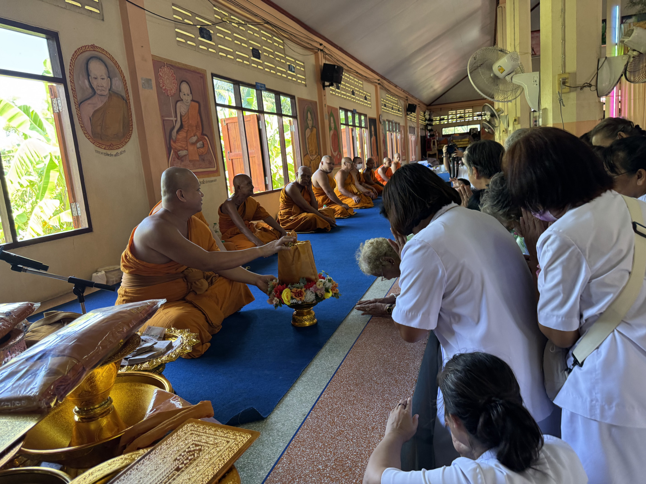 ภาพการถวายปัจจัยวัดกลาง