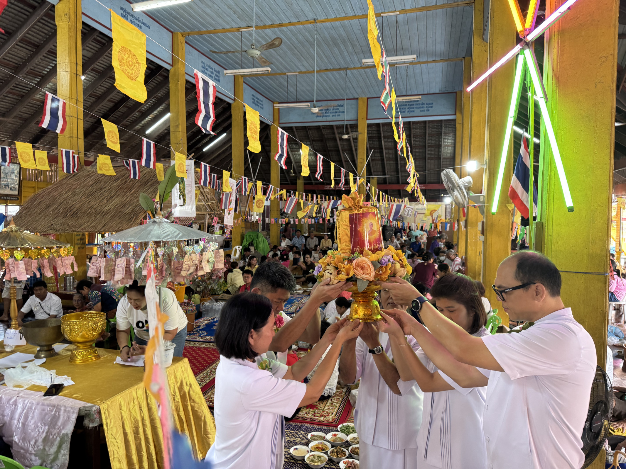 ภาพหมู่ถือพานถวายปัจจัยวัดโรงช้าง